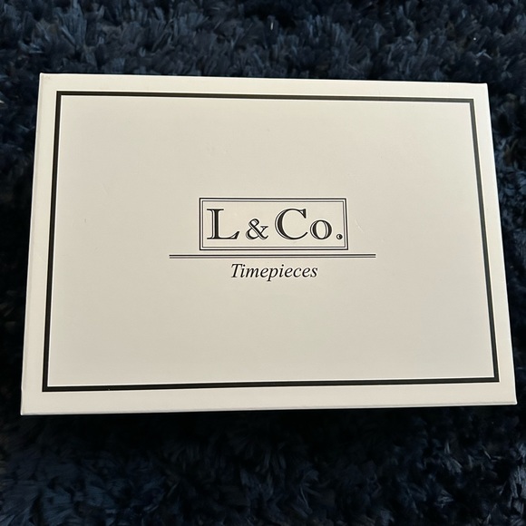 L & Co Timepiece that won’t break the bank. Classy and elegant piece - Picture 3 of 6